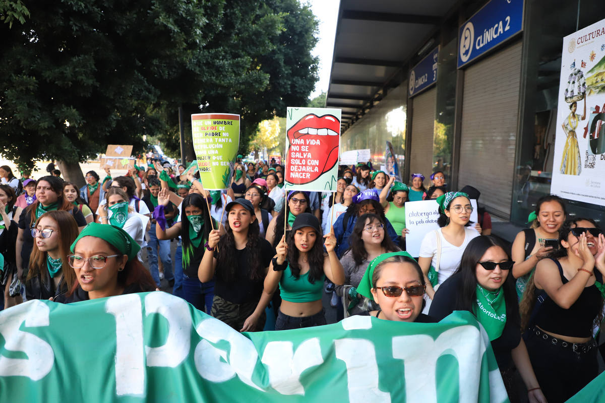 El contingente avanzó tranquilo pero contundente; las consignas eran claras, le pedían al Congreso llevar las iniciativas para despenalizar el aborto de manera inmediata