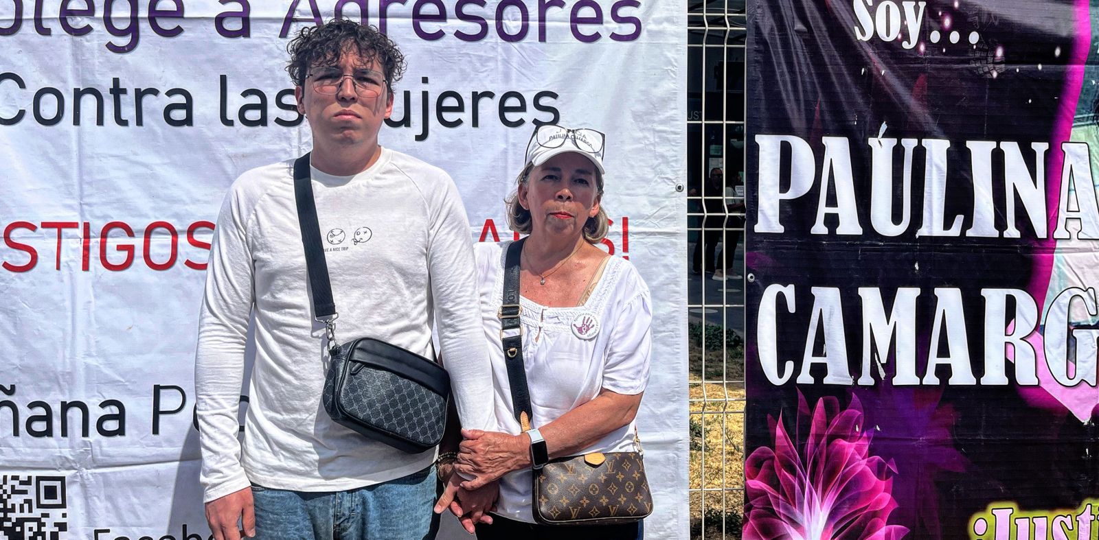 Madre de Paulina Camargo a la entrada de Casa de Justicia