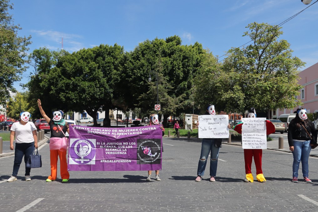 Mujeres se manifiestan con máscaras de payaso frente a Fiscalía especializada en delitos de género. Fuente: Esimagen 