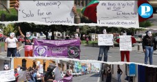 Con máscaras de payaso, protestan mujeres del Frente vs Deudores Alimentarios