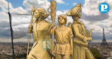 Estatuas de heroínas francesas deslumbran en apertura de Olímpicos de París