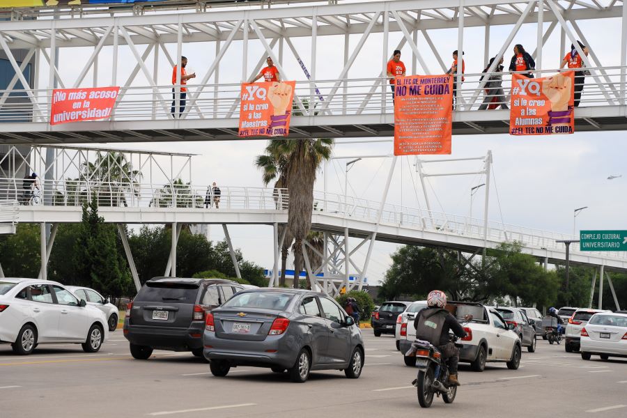 Manifestación fuera del Tecnológico de Monterrey. Foto: EsImagen 