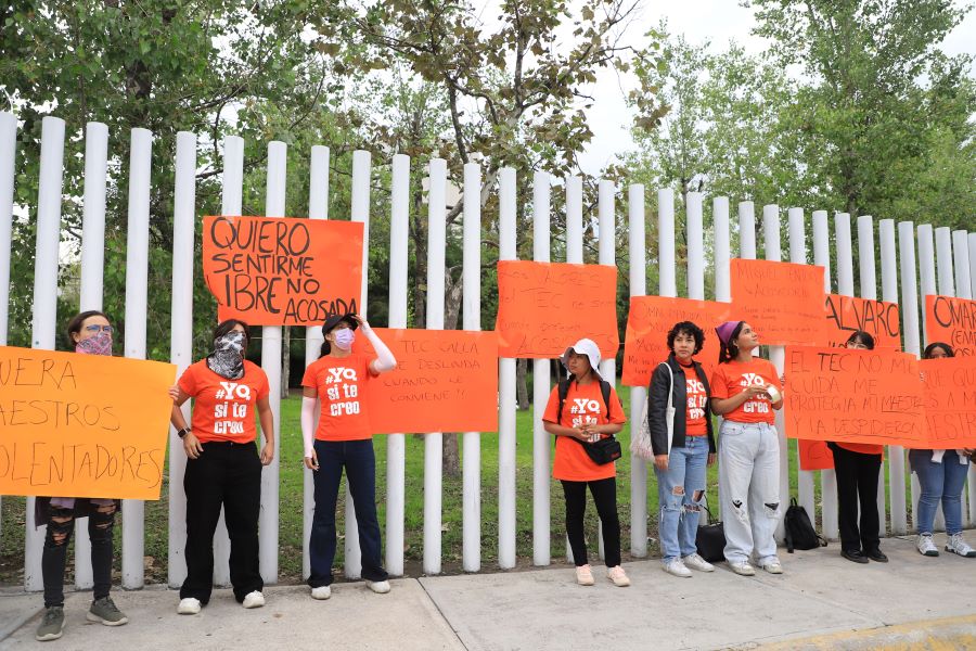 Manifestación fuera del Tecnológico de Monterrey. Foto: EsImagen 