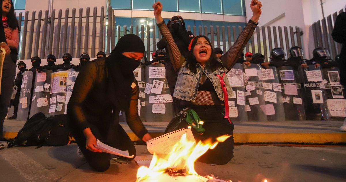 Mujeres marchan en Puebla