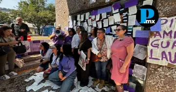 Escritoras y activistas colocaron retratos de autoras mexicanas frente al FCE. 