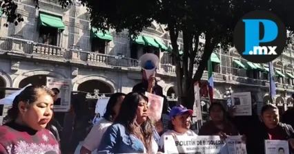 Antes de colocarlo, varias madres se cubrieron el cuerpo con fichas de búsqueda