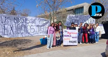 Madres usuarias del CECOFAM en Puebla protestaron para exigir revisi&oacute;n externa y protocolos con enfoque en derechos de la infancia.