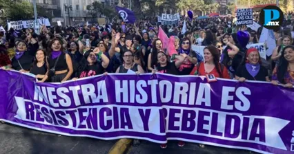 Manifestaci&oacute;n feminista en Santiago, Chile, en 2025