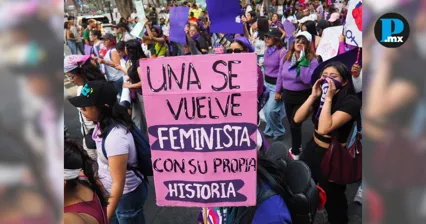 M&aacute;s de 500 mujeres marchan por primera vez en el 8M en Puebla