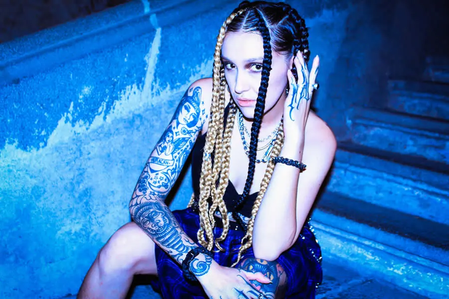 CyberMafia funciona como un colectivo multidisciplinario que incluye programas de becas para mujeres