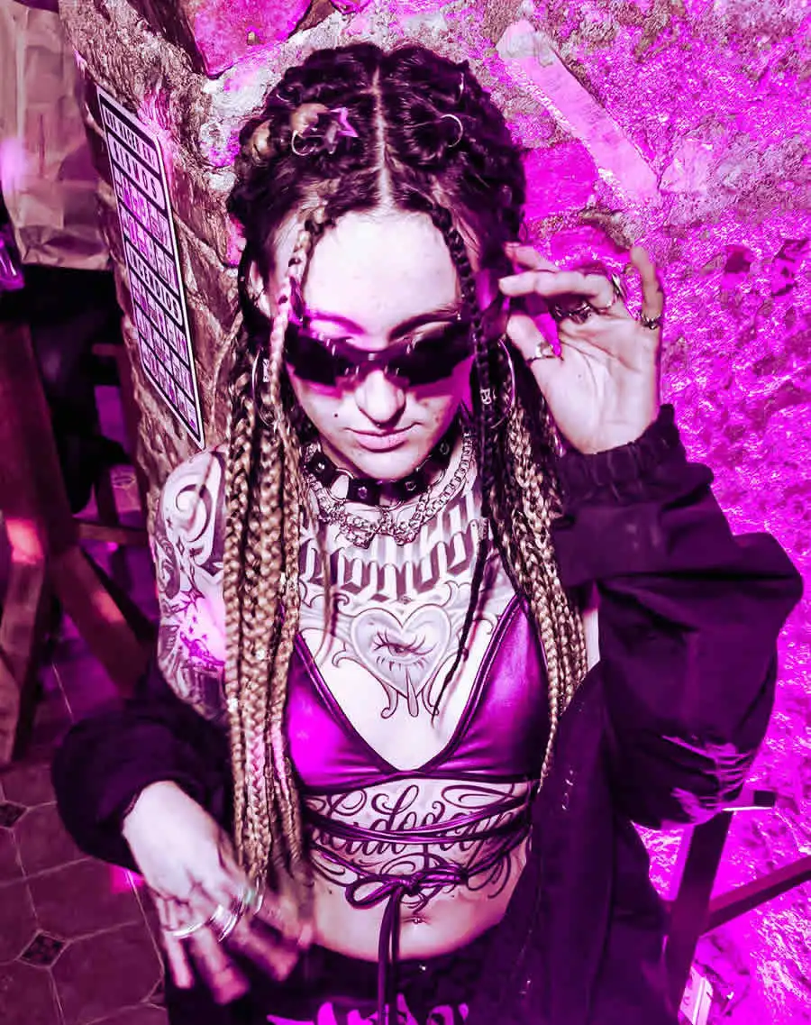  La sexualización de la imagen de la mujer DJ, les lleva a mostrarse rudas