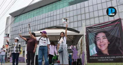 Familiares y colectivos exigen justicia en el caso de Paulina Camargo durante audiencia en el Centro de Justicia Penal de Puebla.
