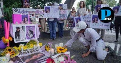 Familiares y allegados de Mar&iacute;a Cristina colocan flores, fotos y veladoras en el reloj de El Gallito para exigir justicia y recordar su memoria a ritmo de BTS.