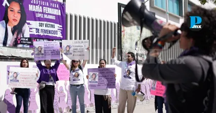 Familiares y colectivos se manifestaron frente a la Fiscal&iacute;a de Puebla para exigir la captura de Angelina N. y justicia para Mar&iacute;a Fernanda L&oacute;pez Mijangos.