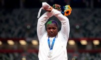 Raven Saunders de EE.UU. levanta los brazos en “X” en protesta durante entrega de medallas