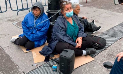 Madres de víctimas de violencia se encadenaron afuera de Palacio Nacional para exigir justicia