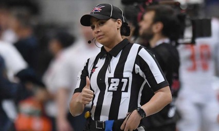 ¡Haciendo historia! Ella es Maia Chaka, la primera mujer afroamericana en arbitrar un partido de la NFL