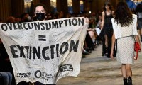 ¡Contra el cambio climático! Activista interrumpe desfile de Louis Vuitton en París