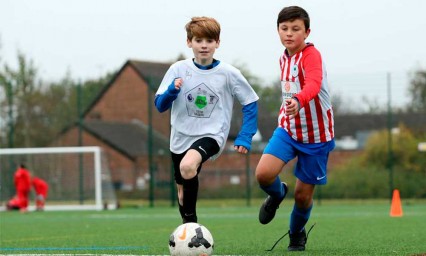 ¿Las canchas de futbol son machistas? En España proponen eliminarlas de las escuelas