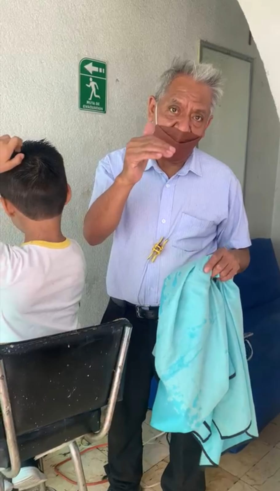 Don Miguel Ángel explicó que la llegada de las barberías modernas le ha hecho mucha competencia a las antiguas peluquerías