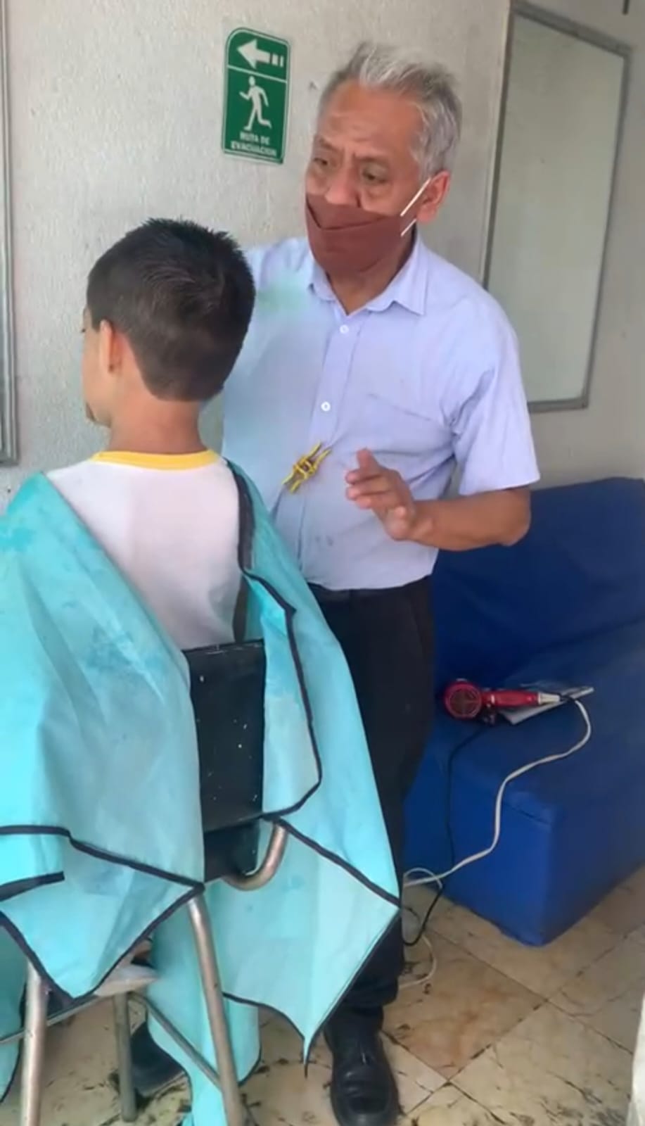Oficio de peluquero se resiste a morir ante llegada de barberías