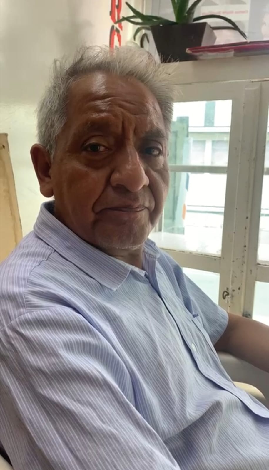 Don Miguel Ángel Rojas, quien relató que tiene 40 años en el oficio; recuerda que desde que era pequeño comenzó como peluquero en un establecimiento que se encontraba en la Avenida Reforma y la 7 Sur