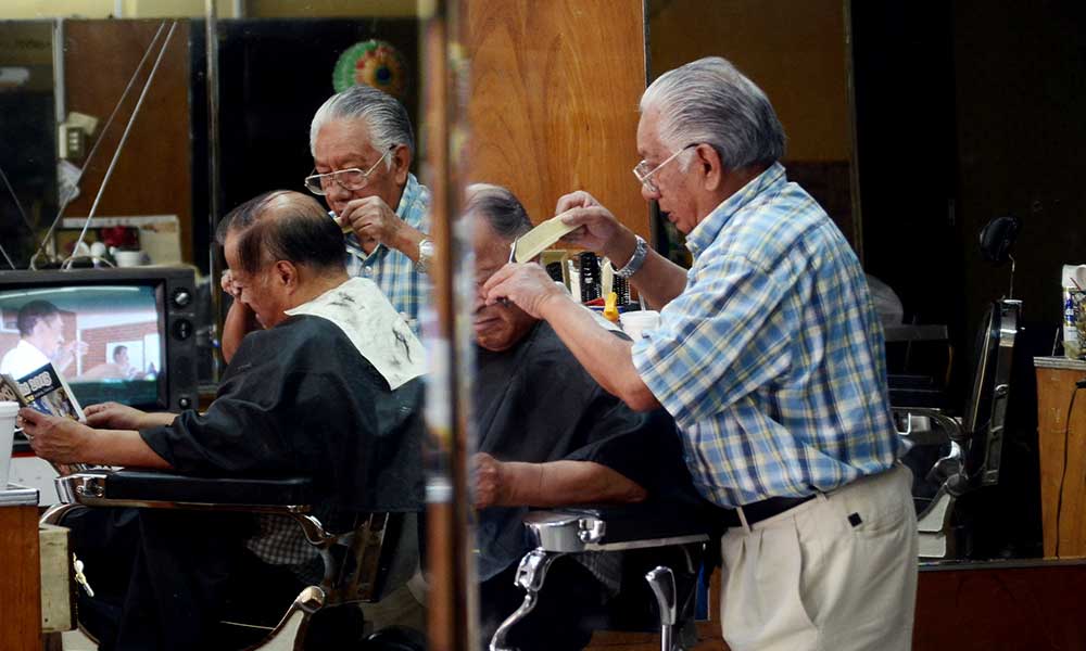 Oficio de peluquero se resiste a morir ante llegada de barberías