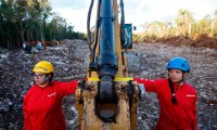 Ambientalistas intentan suspender construcción del tramo 5 del tren maya atándose a las máquinas