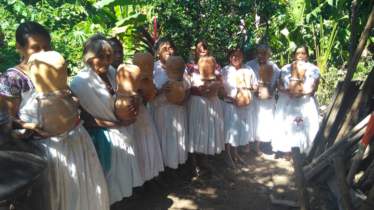 Cuetzalan, tierra donde las mujeres hacen apicultura en ollas de barro