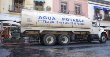 Pipas de agua, una solución costosa pero necesaria para muchos residentes de ciudad de Puebla