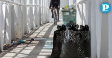 Denuncian exceso de basura en el puente peatonal del Hospital Niño Poblano