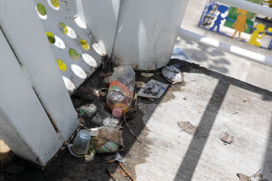 Basura en Puente Peatonal. Foto: EsImaen 