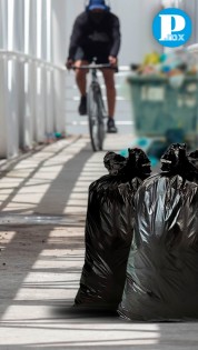 Denuncian exceso de basura en el puente peatonal del Hospital Niño Poblano