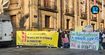 Pobladores de San Jos&eacute; Chiapa y San Pedro Ecatepec protestaron frente a Palacio Nacional contra la instalaci&oacute;n de los Podecibi.