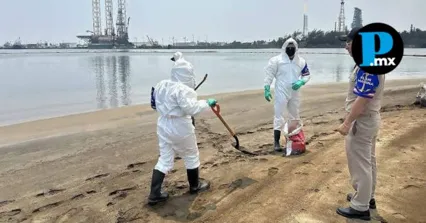 Elementos navales y embarcaciones de la Semar se desplegaron a 46 millas n&aacute;uticas de Ciudad del Carmen para contener el derrame de hidrocarburo detectado en un ducto de Pemex.