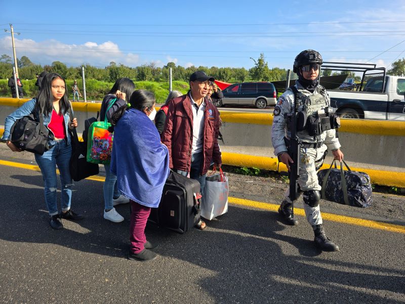 Evacúa GN a usuarios varados en la México Puebla. Foto: EsImagen