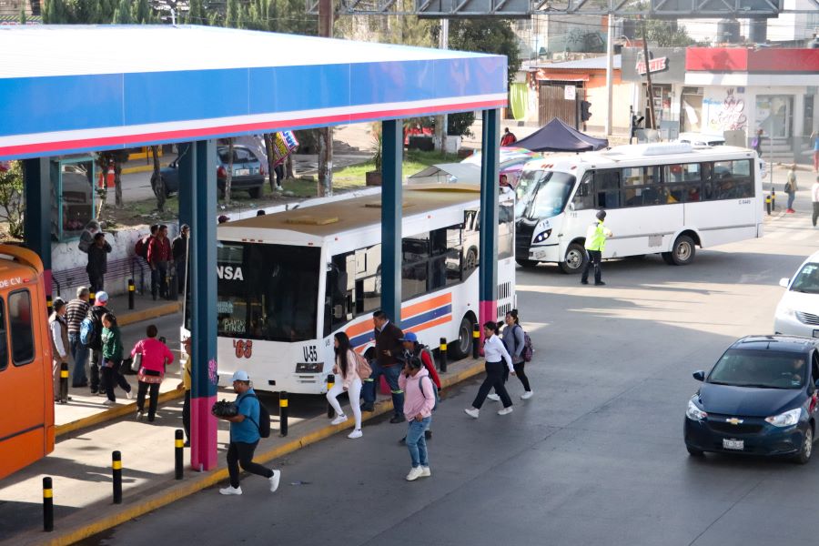 Paradero de autobuses en crucero de San Felipe Hueyotlipan. Foto: EsImagen 