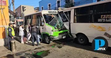 Fuerte choque en el Centro de Puebla entre rutas 44 y 68 deja 9 heridos