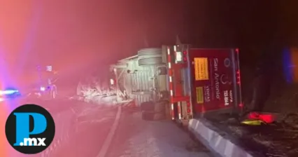 Autopista Puebla-Orizaba sigue bloqueada tras volcadura de camión