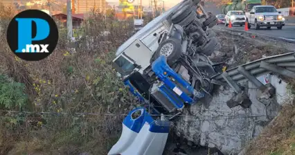 Conductor de tr&aacute;iler sobrevive a volcadura en la M&eacute;xico-Puebla