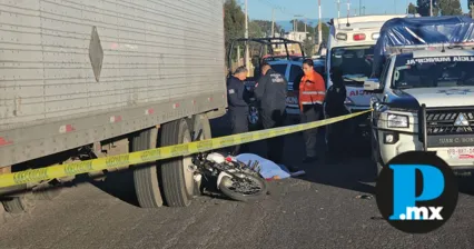 Tr&aacute;iler estacionado provoca la muerte de motociclista en carretera M&eacute;xico-Puebla