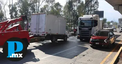 Tr&aacute;fico lento en M&eacute;xico-Puebla tras volcadura de camioneta frente a hospital
