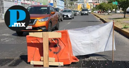 Atenci&oacute;n conductores: coladera da&ntilde;ada reduce carriles en 2 Sur y bulevar 5 de Mayo