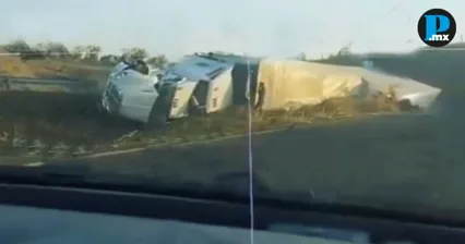 Tr&aacute;iler cargado de aguacate pierde el control y bloquea V&iacute;a Atlixc&aacute;yotl
