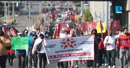 Manifestaci&oacute;n de la UPVA 28 de Octubre provoca cierre en V&iacute;a Atlixc&aacute;yotl