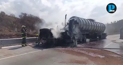 Volcadura de pipa con material peligroso cierra autopista M&eacute;xico&ndash;Puebla