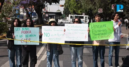Alumnos del Conservatorio de M&uacute;sica bloquean la 11 Sur; exigen di&aacute;logo con la SEP