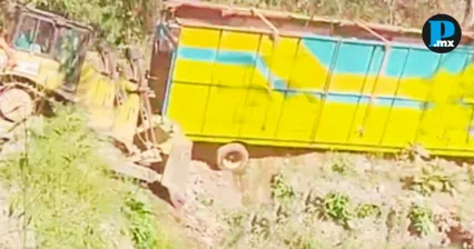 Tr&aacute;iler a punto de caer al vac&iacute;o en carretera de Pahuatl&aacute;n
