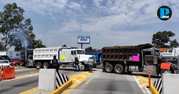 Transportistas bloquean la M&eacute;xico-Puebla por adeudos de Capufe