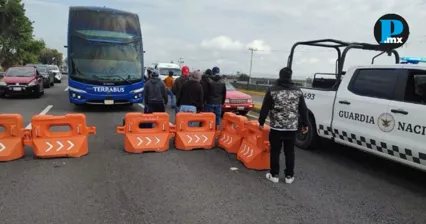 Bloquean autopista M&eacute;xico-Puebla para exigir liberaci&oacute;n de detenidos